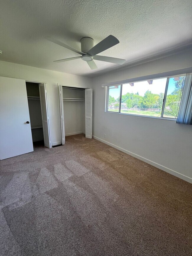 Building Photo - Charming 2-Story Condo on Greenbelt-$500 O...