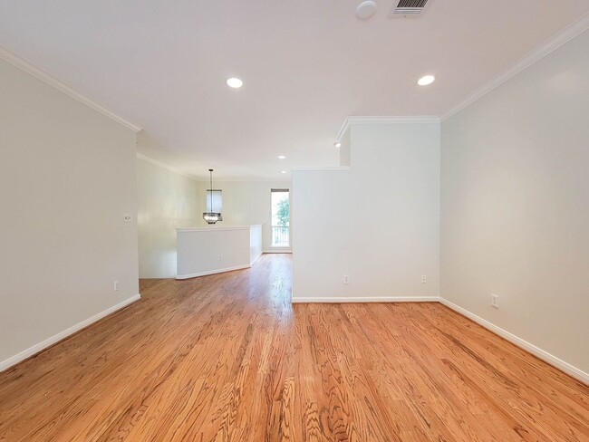 Building Photo - Beautiful Home with a Smart, Functional Floor Plan!