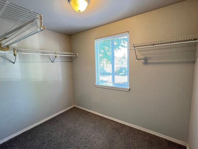 Building Photo - 5546 NE 89th Ave
