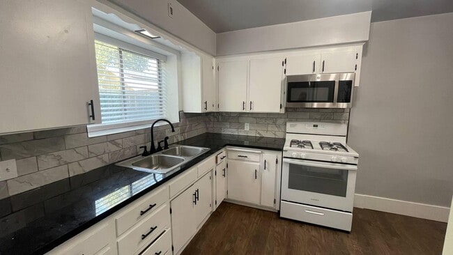 Building Photo - 835 E Weldon Ave