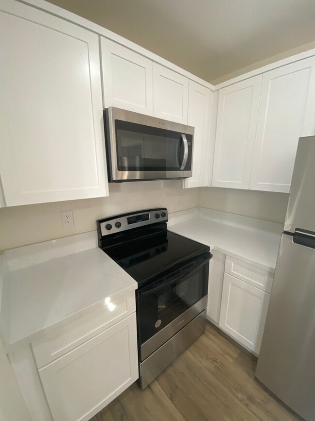 Building Photo - Modern Townhome with Gorgeous City Views – Prime Thousand Oaks Locati