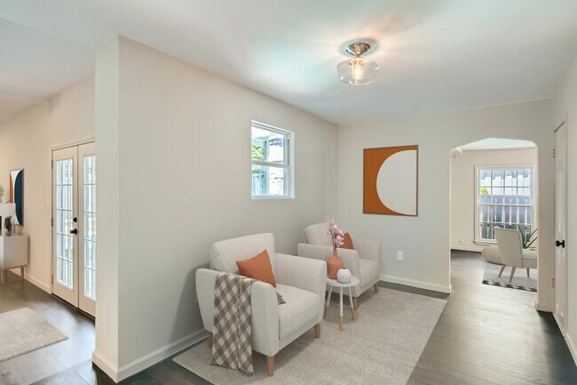 Building Photo - Impressive Cochran Heights home with outdo...