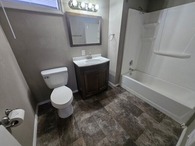 Building Photo - 3 Bedroom - 2 Bath Home in Spokane Valley