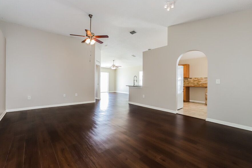 Building Photo - 12620 Lake Vista Dr