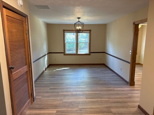 Building Photo - 4 Bedroom 3 Baths Southeast!  $2495