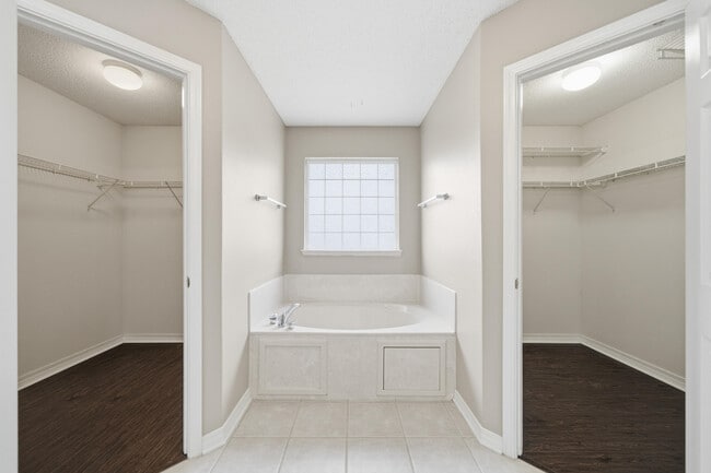 Building Photo - 2490 Pepper Dr