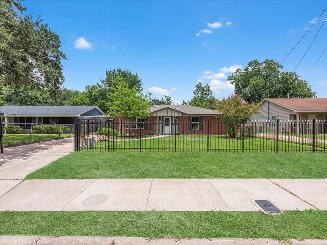 Building Photo - 5039 Briscoe St
