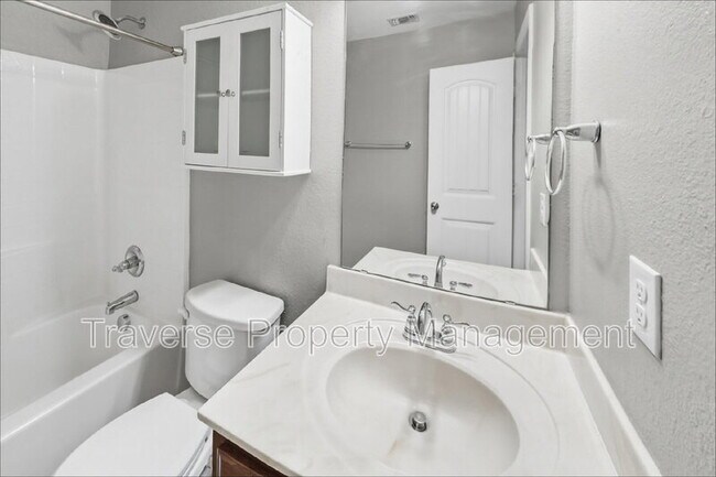 Building Photo - 733 River Hill Ln