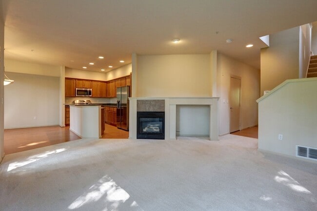 Building Photo - Gorgeous 3BR 2.5BA Issaquah Town Home Avai...