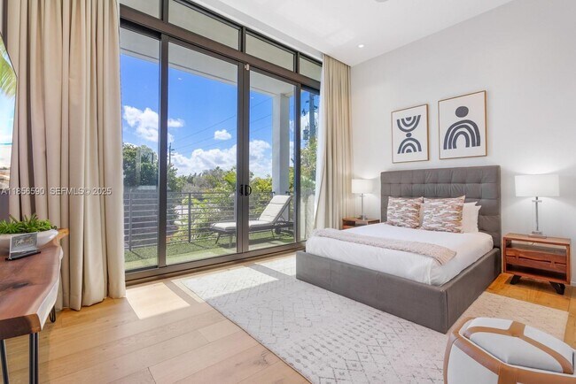 Building Photo - 2700 NE 18th St