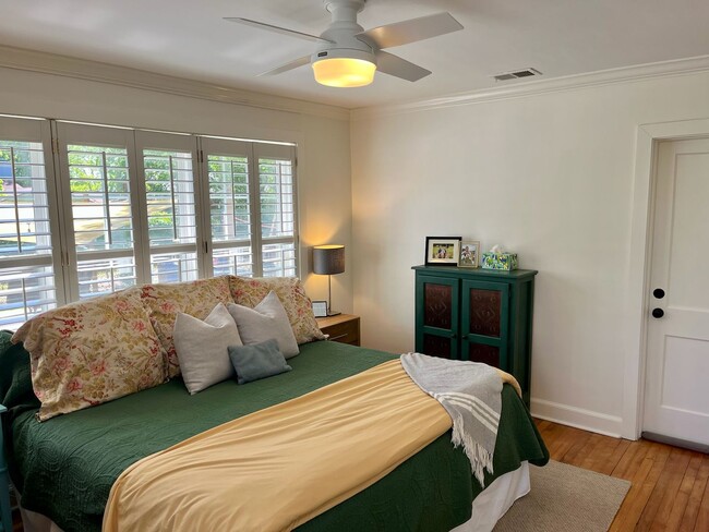 Building Photo - 3/2 Duplex Conveniently Situated in an Established Neighborhood!