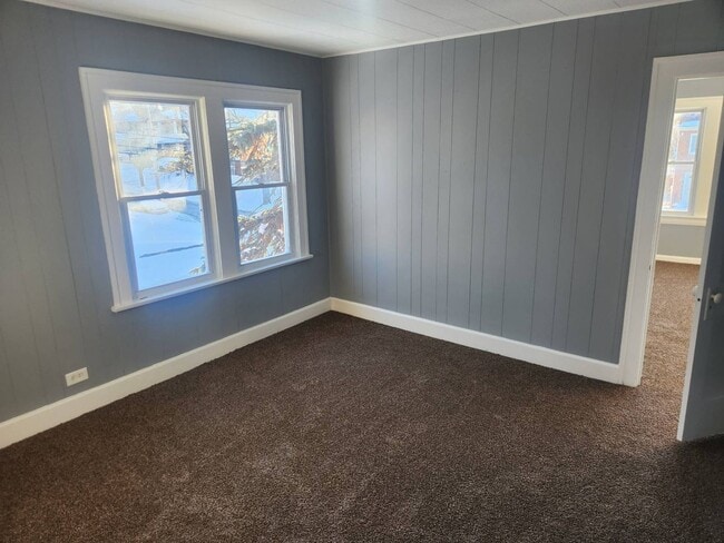 Building Photo - Charming 5-Bedroom Property in Prime Location