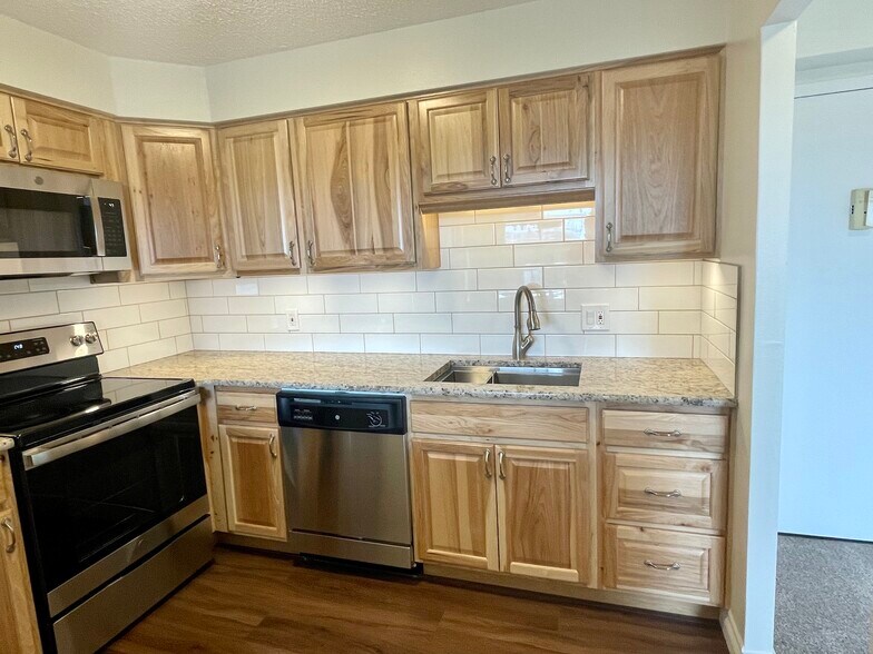 Building Photo - 411 Lakewood Cir