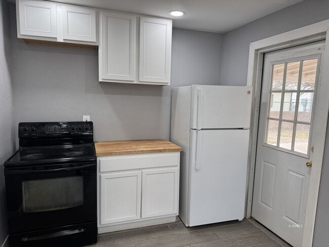 Building Photo - 419 E 7th St