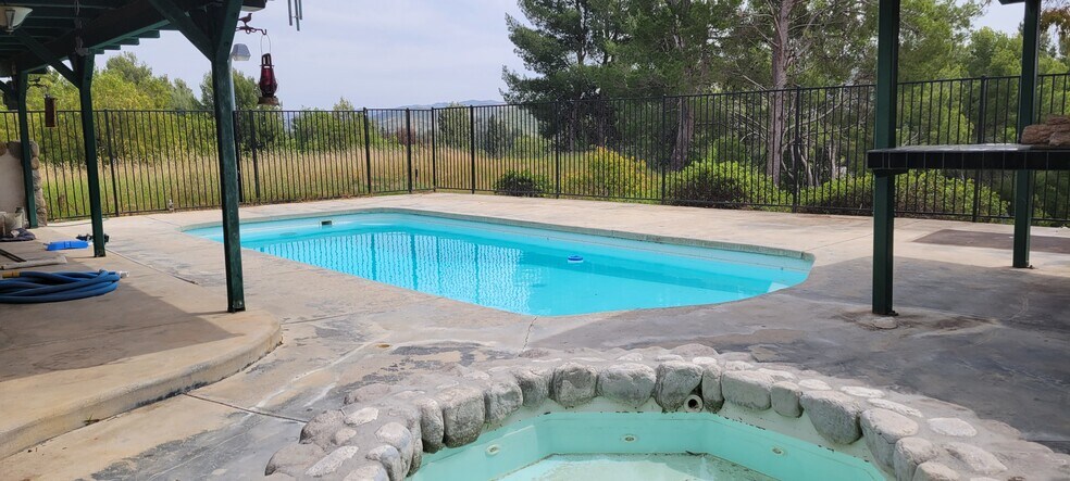 Pool and has a spa - 6828 Chapman Pl