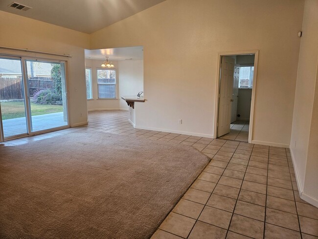 Building Photo - Fantastic 3/2 floor plan in a newer Sanger...