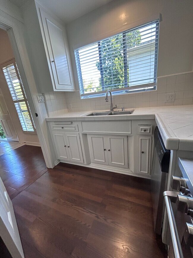 Building Photo - 9080 Shoreham Dr