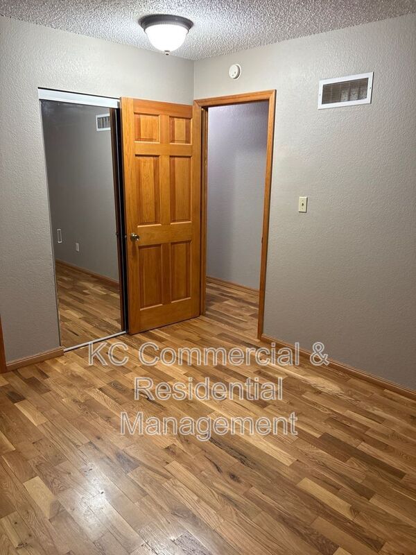 Building Photo - 4508 NW Valley View Rd