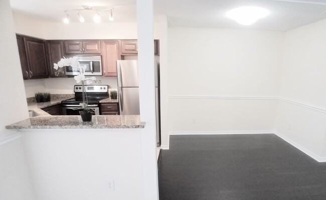 Building Photo - Beautiful second floor 1/1 Condo x Rent @ ...