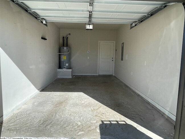 Building Photo - 2919 Peony Dr