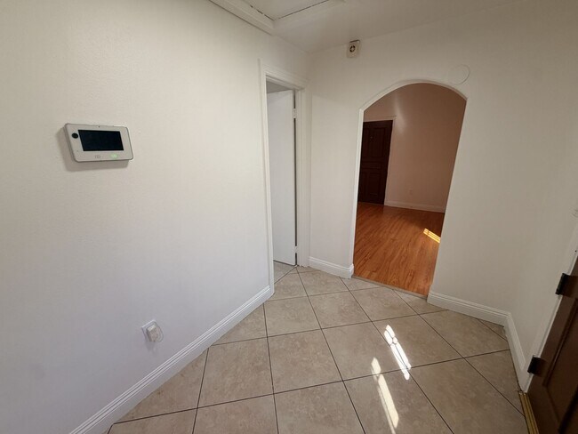 Building Photo - 435 S Fir Ave