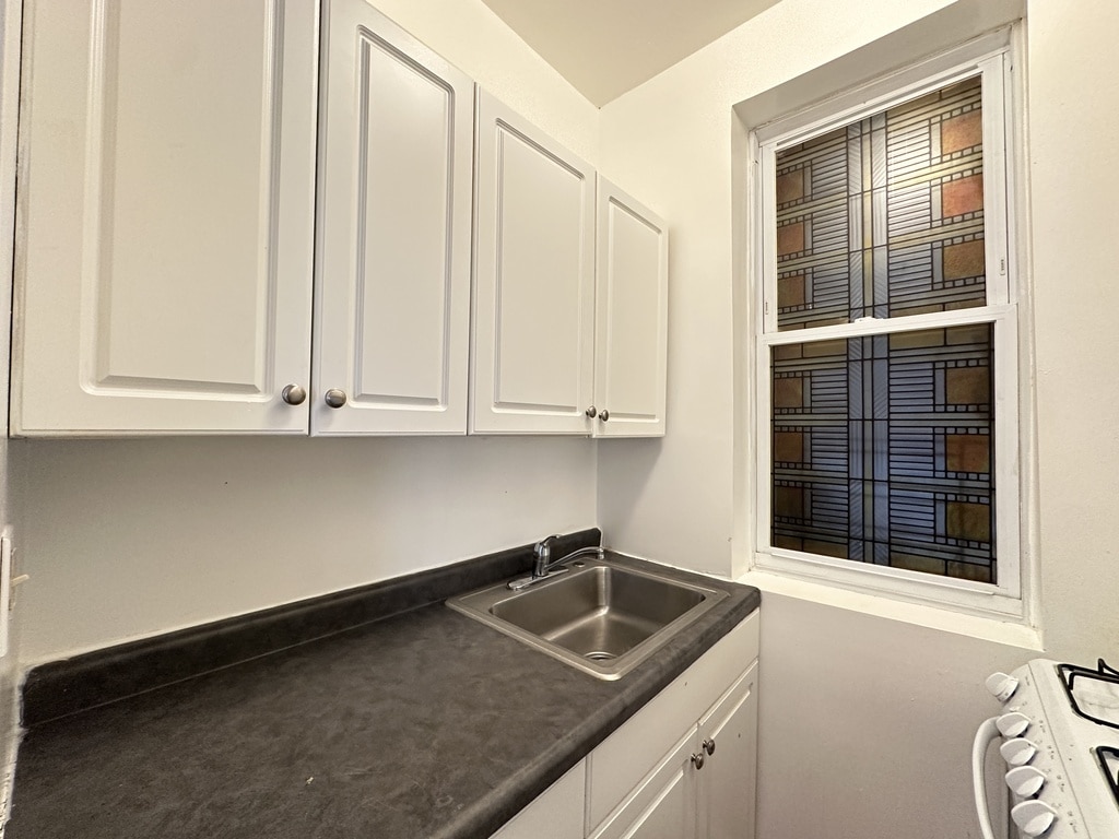 Building Photo - 2405 W Wilson Ave