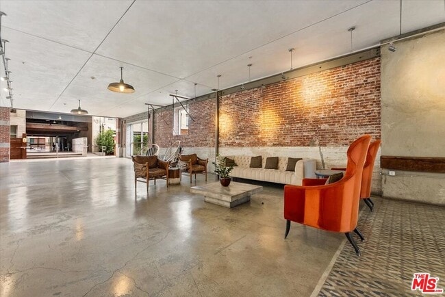 Building Photo - 530 S Hewitt St