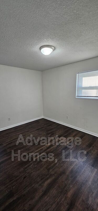 Building Photo - 702 N 70th St