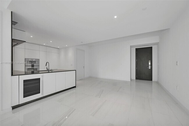 Building Photo - 300 Biscayne Blvd Way