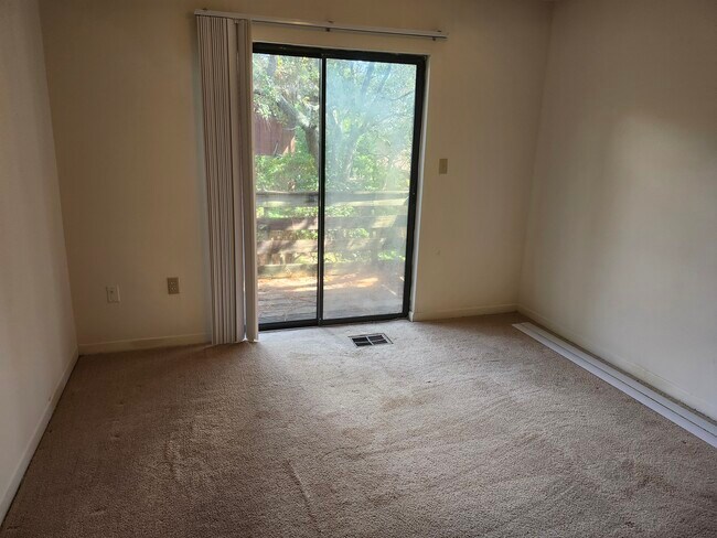 Bedroom with elevated balcony - 44 5th St