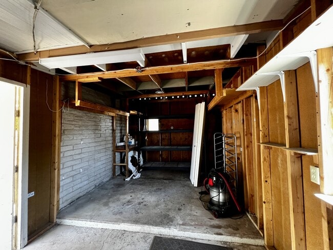 Building Photo - 8024 E Victoria Dr