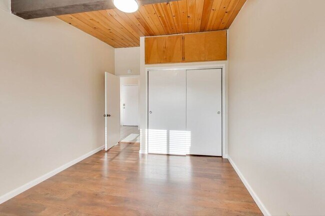 Building Photo - 22555 Linden St