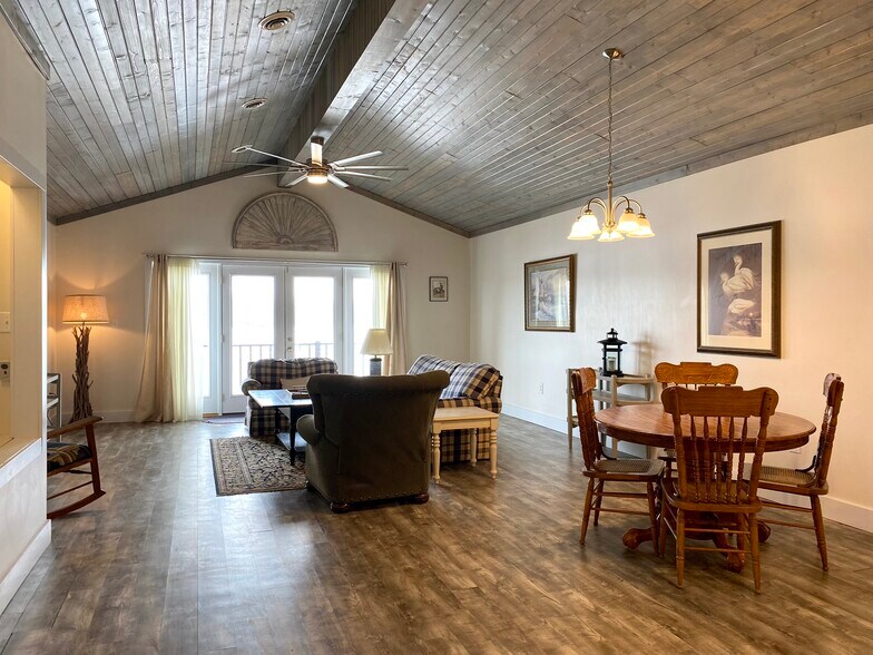 Vaulted Ceilings - 125 Water St