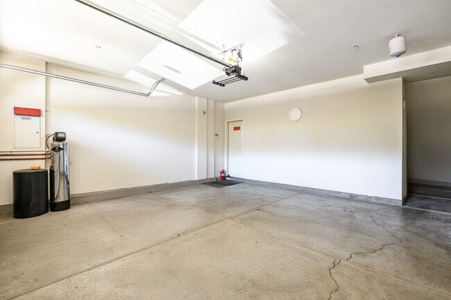 Building Photo - Spacious & Stylish 4 Bed 3 Bath in Chino P...