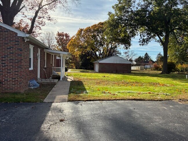 Building Photo - 808 Martin Rd