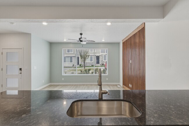 Building Photo - Herriman Town Home