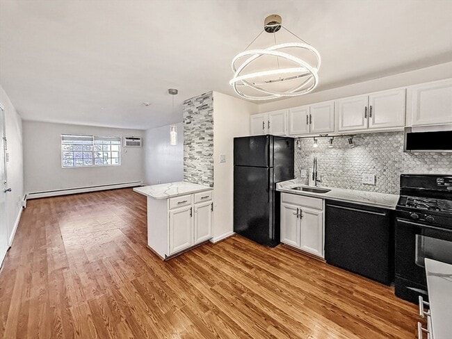 Building Photo - 6 Venice St