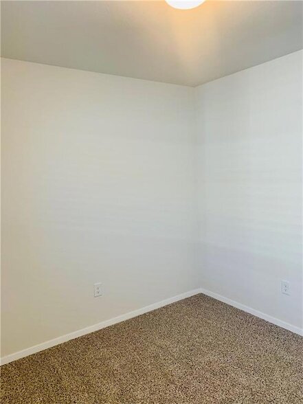 Building Photo - 936 E Bunting St