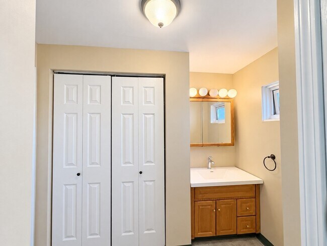 Building Photo - 456 Coggeshall St