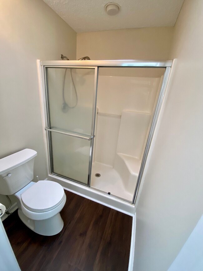 Main bathroom - 105 Marshview Dr