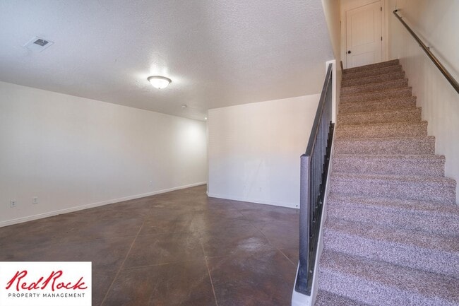 Building Photo - Charming 3 Bedroom Townhome with INTERNET INCLUDED & Dog-Friendly!