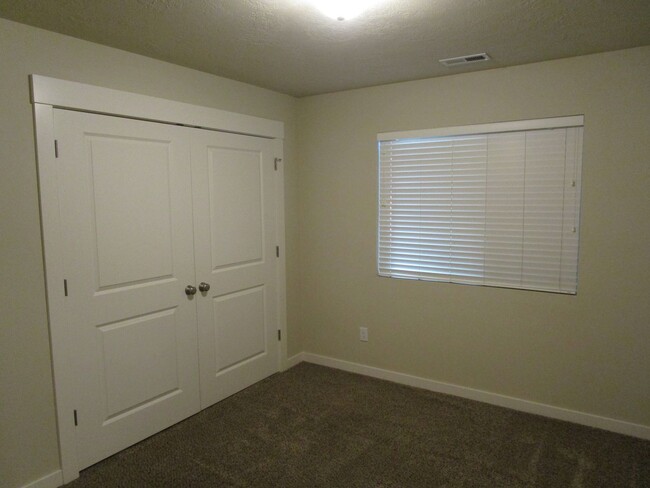 Building Photo - 3 Bedroom, 2 Bathroom Home with Ample Sola...