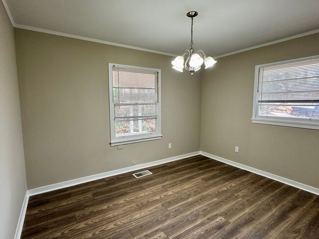 Building Photo - 3 Bedroom in Forest Hills !