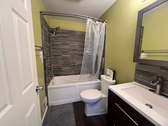 Building Photo - Spacious 3 bedroom Condo In Comstock Park