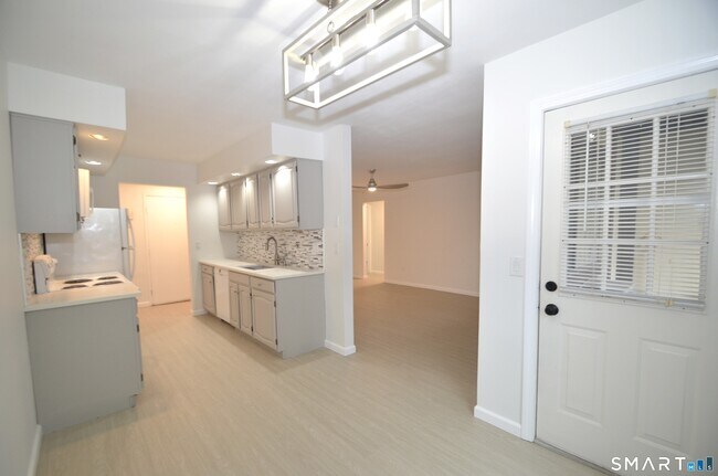 Building Photo - 125 Warner Hill Rd