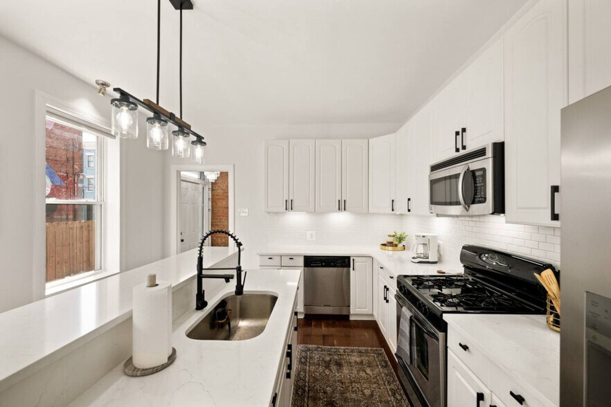 Building Photo - 516 E 12th St