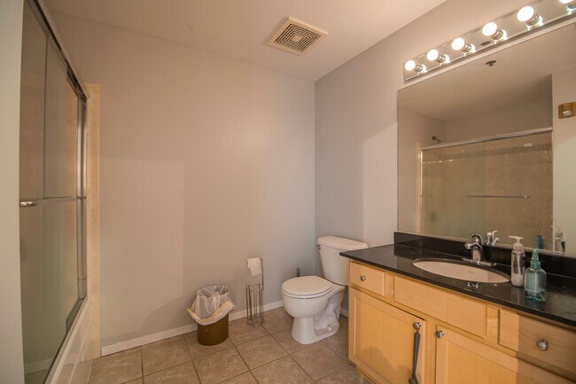 Building Photo - 933 W Van Buren St