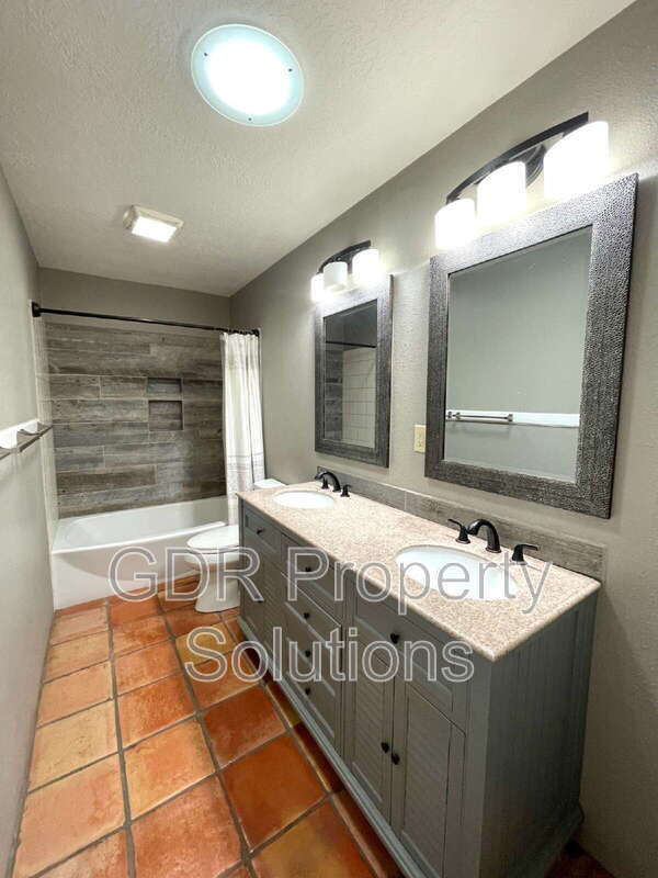 Building Photo - 314 Amherst Dr SE