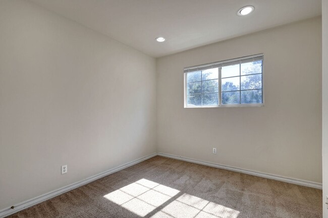 Building Photo - 7823 Kingsbury Wood