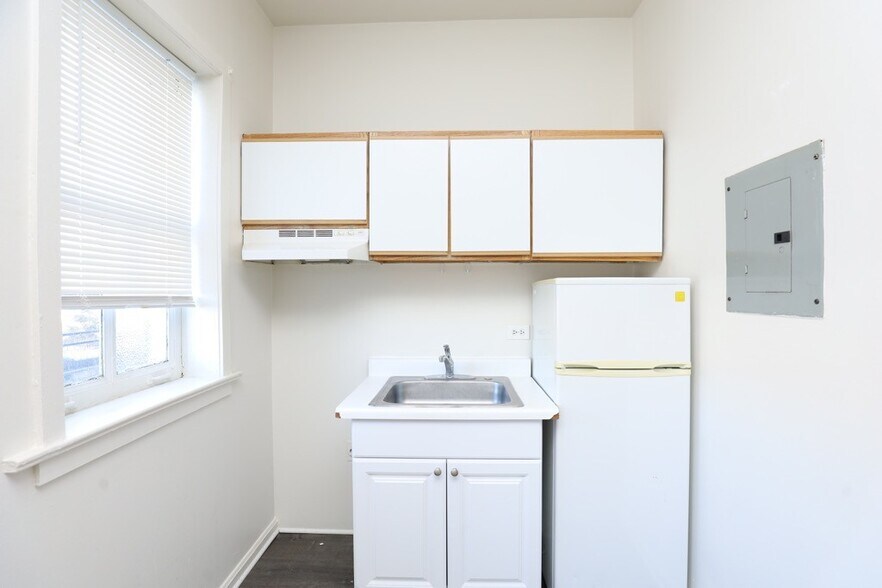 Building Photo - 3957 W Irving Park Rd